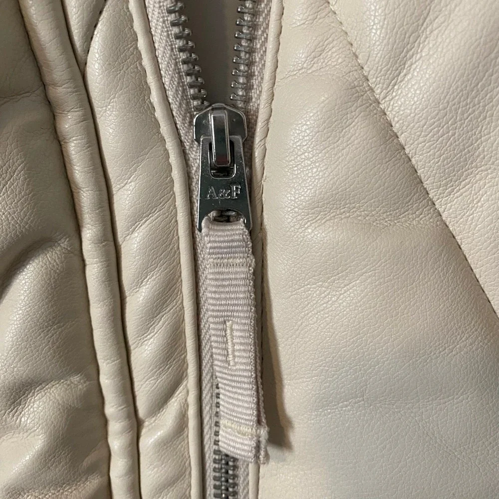 Abercrombie Fitch Womens Quilted Vegan Leather Puffer Vest Cream Sz XL Oversized